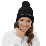 Bonnet noir à pompon pour femme doux et confortable