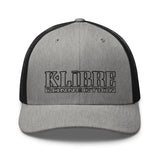 Casquette trucker grise avec une broderie noir